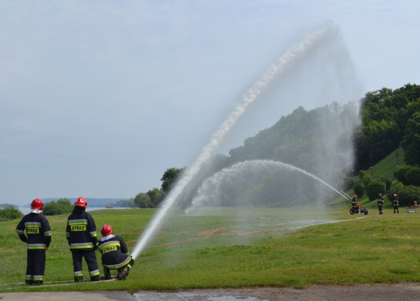 Ćwiczenia strażaków nad Wisłą