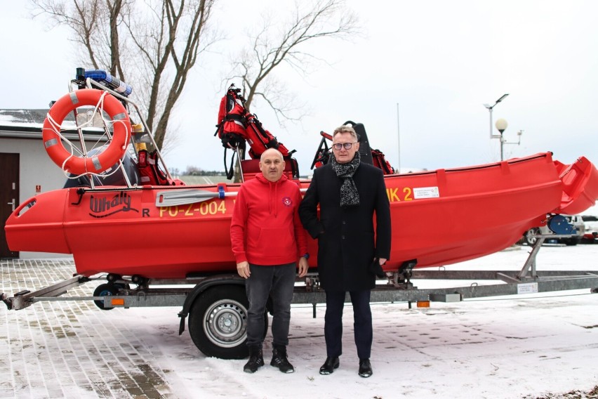 Śremski WOPR odebrał nową łódź motorowodną. Ten zakup nie tylko poprawi bezpieczeństwo nad Jeziorem Grzymisławskim i innymi akwenami