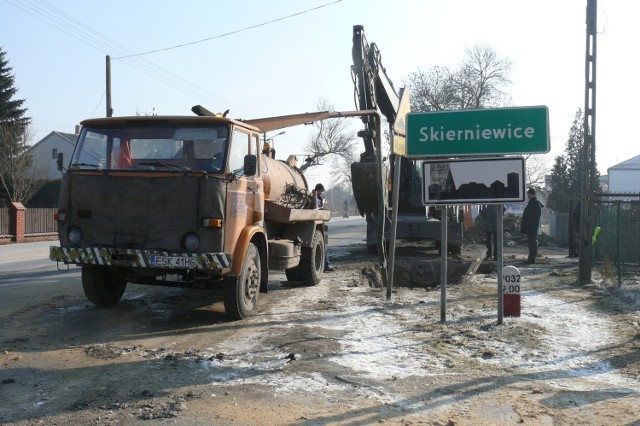 Pracownicy spółki Wod-Kan usuwają awarię wodociągu przy ulicy Łowickiej
