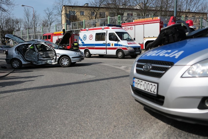 Pięć osób w szpitalu po zderzeniu dwóch aut w Skierniewicach