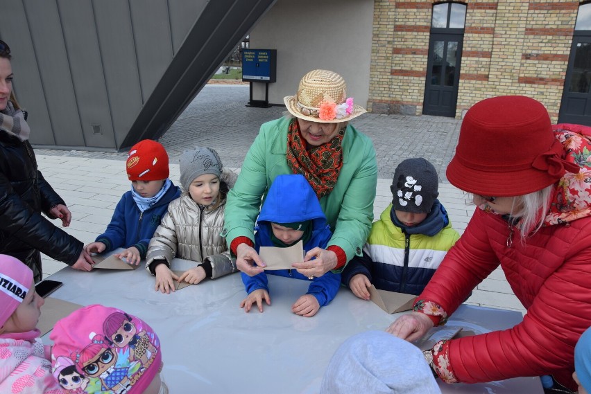 Światowy Dzień Ziemi w Suwałkach. Dzieci wzięły udział w zarybianiu Czarnej Hańczy