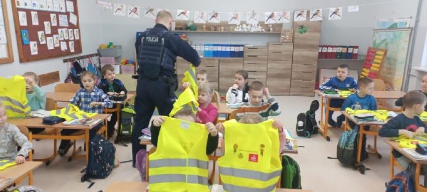 Czego Jaś się nie nauczy... Policjanci uczą dzieci zasad bezpieczeństwa! ZDJĘCIA
