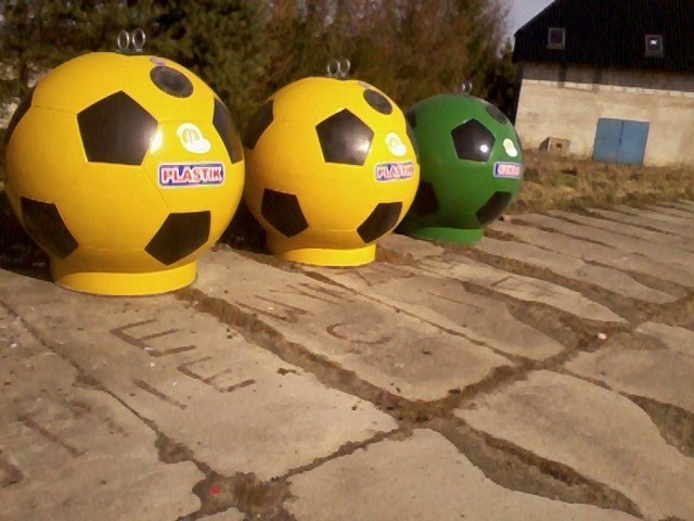 W gminie Gniewino przed EURO 2012 nawet pojemniki na śmieci przybrały kształt piłki nożnej