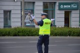 Policjanci wyszli kierować ruchem, by rozładować piątkowe korki w Głogowie [ZDJĘCIA, FILM]