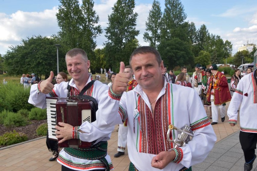 Taniec, muzyka, zabawa... puszczanie wianków na rzece. Jeszcze tylko dziś trwają Bukowińskie Spotkania! 