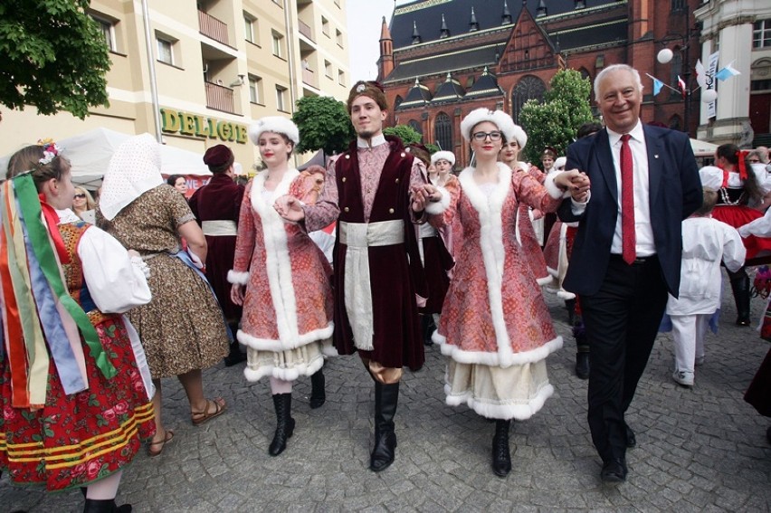 Zatańczyli Poloneza z okazji Dnia Flagi w Legnicy.