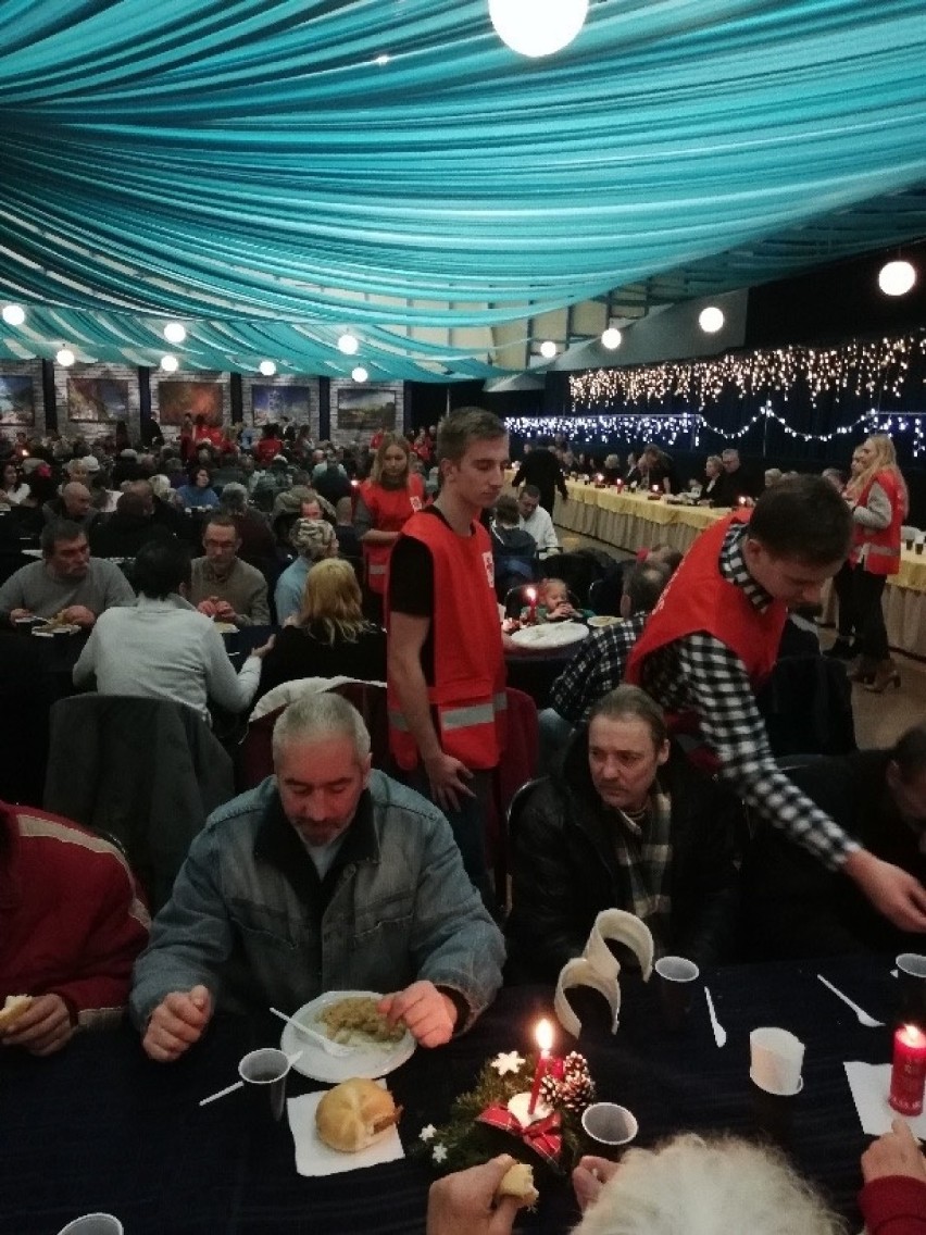 Wigilia diecezji sosnowieckiej dla ubogich i paczki z dziczyzną od Caritas