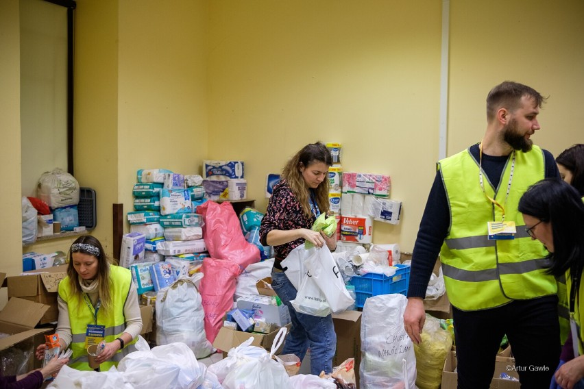 Tarnów. Wolontariusze pomagają na dworcu PKP uchodźcom z Ukrainy. Tarnowianie zaopatrują pociągi jadące ze wschodu [ZDJĘCIA]