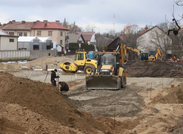 Na tyłach sanepidu w Radomiu trwa budowa nowego parkingu oraz przedłużenia ulicy Piwnej do ulicy Zgodnej.