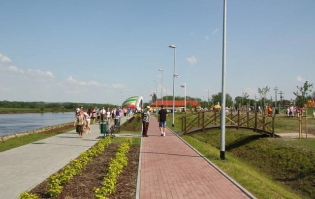 Bulwary Nadnarwiańskie dzisiaj są jednym z najchętniej odwiedzanych miejsc w Łomży