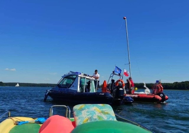 Żagiel położył się na wodzie i były trudności z jego podniesieniem. Katamaranem pływało dwóch mężczyzn, którzy wpadli do wody