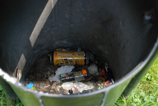 Po libacjach nie wszystkie puszki i butelki trafiają do kubłów