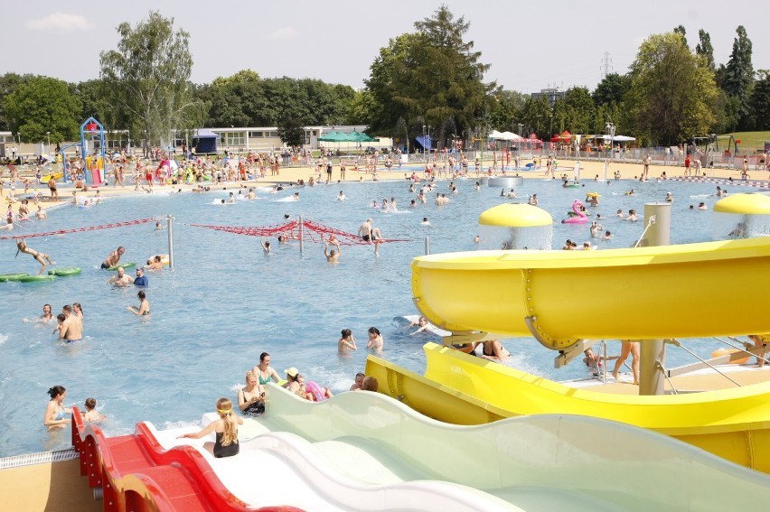 Wielkie otwarcie Parku Wodnego Moczydło. Tłumy warszawiaków korzystają z basenów za 26 mln zł [ZDJĘCIA]