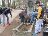 Niepubliczne Gimnazjum w Szamocinie: Uczniowie posprzątali opuszczone groby [FOTO]