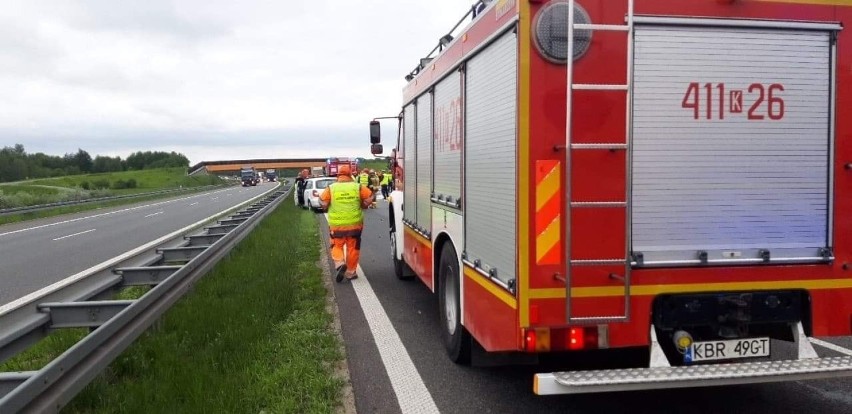 Wypadek na autostradzie A4, samochód osobowy uderzył w ciężarówkę i zapalił się