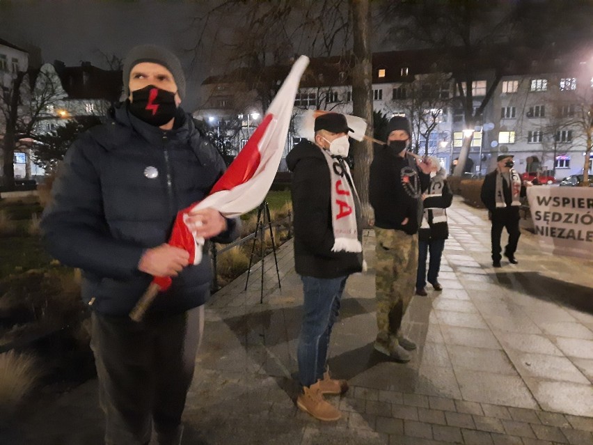 Opole. Protest KOD-u pod sądem okręgowym. Przyjechał jeden z posłów