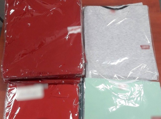 Na targowisku w Dąbrowie Górniczej policjanci znaleźli 1400 sztuk odzieży z podrobionymi znakami towarowymi. Wśród nich znalazły się m.in. koszulki i bluzy