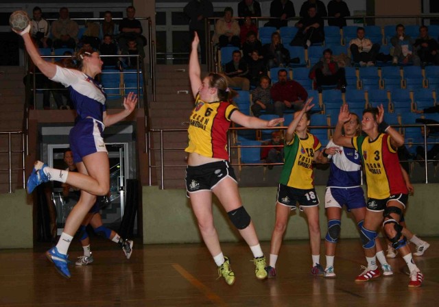 Latocha Sambor Tczew (niebieskie stroje) w I rundzie wygrał z Pogonią Handball Szczecin (żółto-zielone). A jak będzie w sobotę?