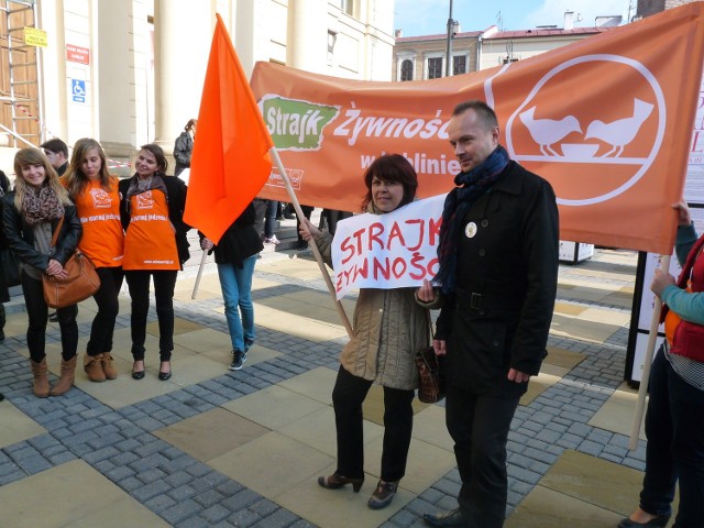 W trakcie imprezy wolontariusze częstowali mieszkańców słynną zupą "kuroniówką" i rozdawali świeży chleb.

Z danych opracowanych przez Banki Żywności wynika, że w krajach zachodnich żywność marnuje się na łańcuchu konsumenckim a w Polsce na łańcuchu dystrybucji.