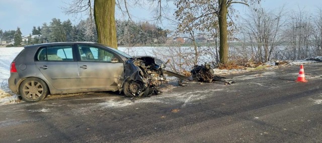 Niebezpiecznie na drogach powiatu pleszewskiego. Samochód osobowy na trasie Dobrzyca-Koźmin Wielkopolski uderzył w drzewo