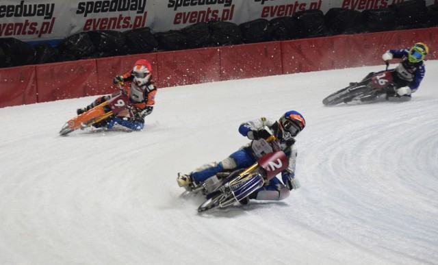 Zawodnicy w ice speedway'u jeżdżą wyraźnie szybciej od kolegów z klasycznego żużla, bo ze średnią ponad 100 km/h.