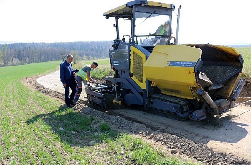 Budowa drogi umożliwiającej rolnikom dojazd do pól i...