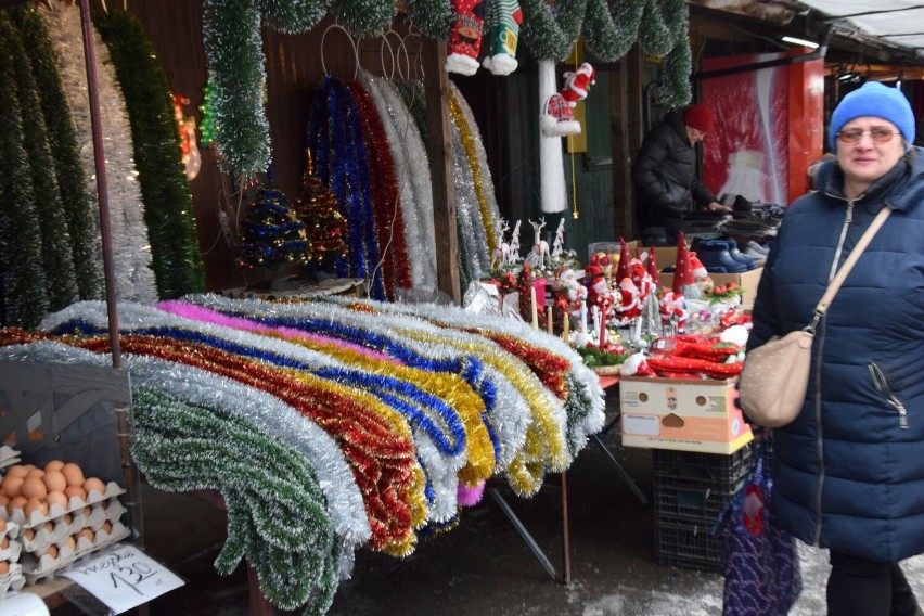 Świąteczny klimat na kieleckich bazarach! Jest dużo choinek i ozdób - zobacz zdjęcia