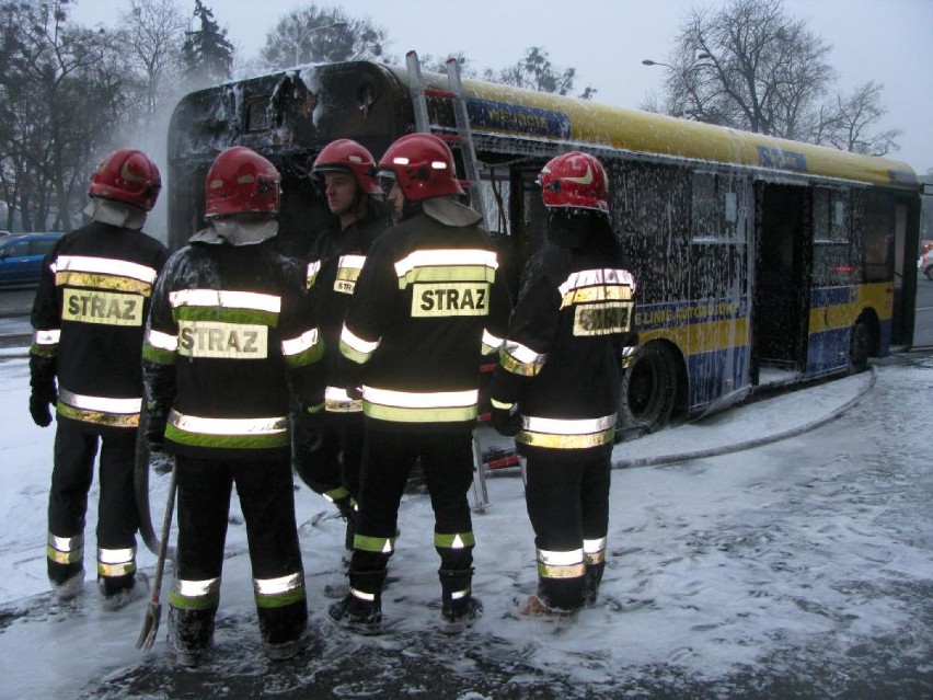 Pożar autobusu KLA w centrum Ostrowa [FOTO, WIDEO]