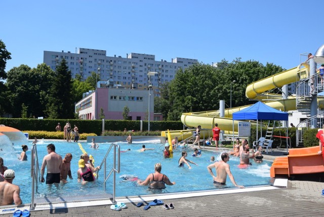 Pływalnia letnia przy Dekabrystów przeżywa w niedzielę (26 lipca) prawdziwe oblężenie
