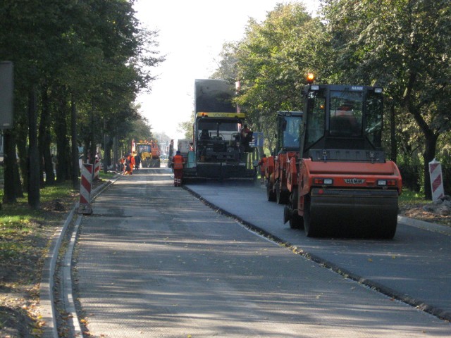 Utrudnienia w ruchu spowodowane są układaniem nowego asfaltu