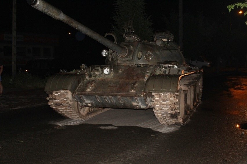 Na „podwójnym gazie" jeździł czołgiem po ulicach Pajęczna[FOTO, VIDEO]