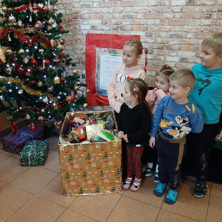 Świąteczną paczkę dla mieszkańców DPS w Sieradzu przygotowała Szkoła Podstawowa w Ostrowie w gminie Brzeźnio ZDJĘCIA