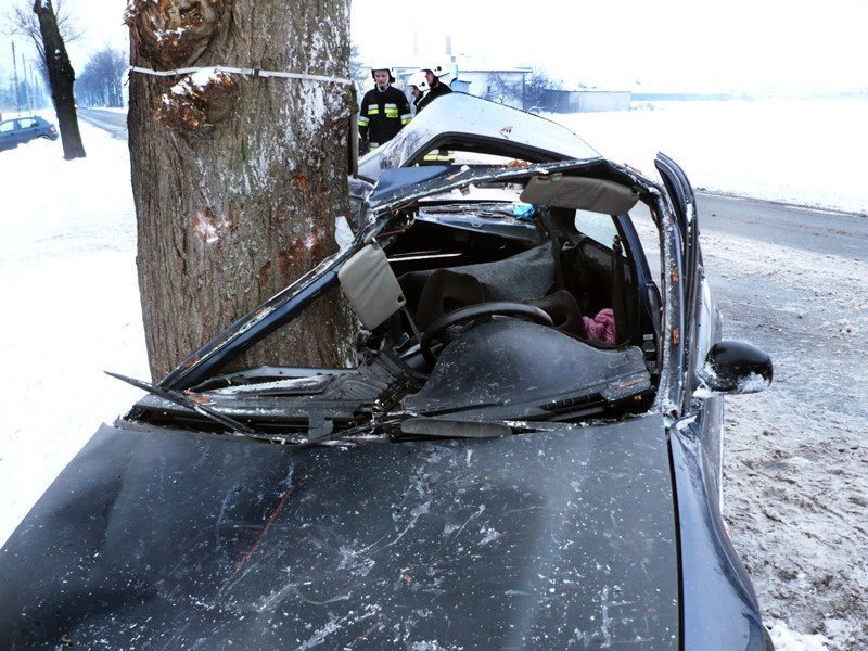 W Szosie Tureckiej pod Kaliszem honda civic rozbiła się na drzewie. Jedna osoba nie żyje. ZDJĘCIA