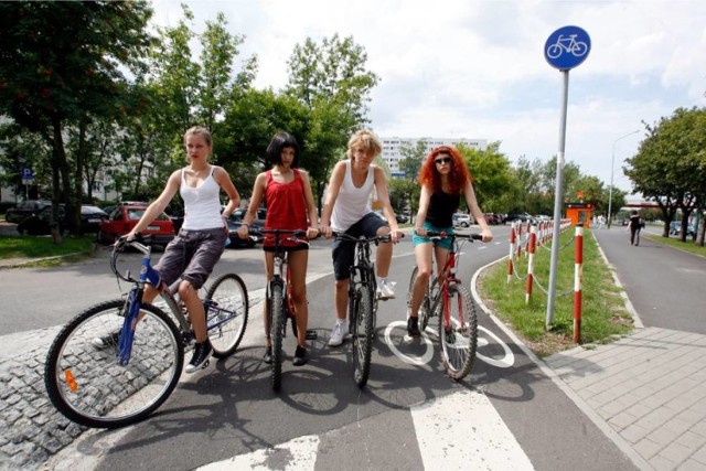 W Warszawie działa kilka prężnych organizacji rowerowych, takich jak „Warszawska Masa Krytyczna”,„Zielone Mazowsze”, czy „Fundacja Rower w Mieście”. Walczą one o zmiany przepisów, organizują debaty, spotkania, ale także wydarzenia takie jak: „Rowerem po jezdni” i „Warszawska Krytyczna”, podczas których przedstawiane są postulaty rowerzystów. Także ruchy miejskie oraz lokalni politycy coraz częściej wspierają cyklistów.