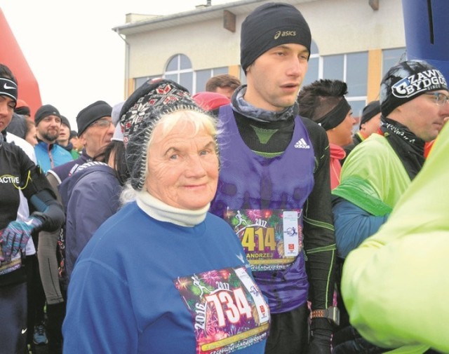 Pani Janina z Pabianic w kwietniu skończy 81 lat. Ma za sobą 366 maratonów i bieg sylwestrowy w Brzozie także. Gratulujemy!