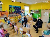 Dąbrowscy policjanci spotkali się z przedszkolakami. Dzielnicowym towarzyszył Sznupek  