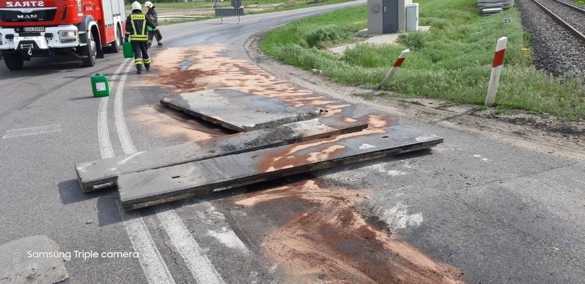 Powiat chojnicki. Tir-em staranował znaki, potem uciekał gubiąc paliwo z uszkodzonych baków