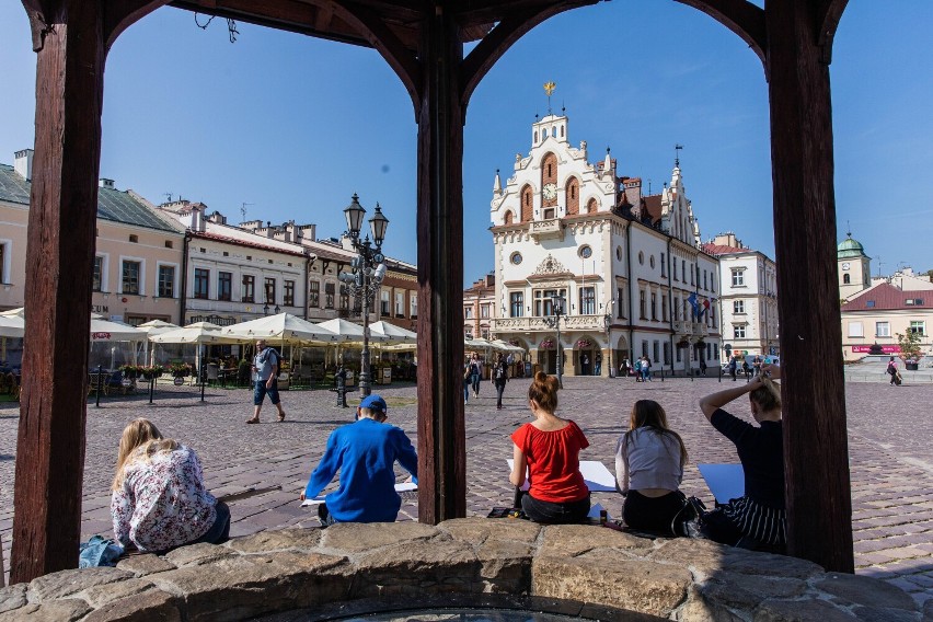 Rzeszów jak malowany. Warsztaty plenerowe studentów architektury Politechniki Rzeszowskiej. Zobacz zdjęcia