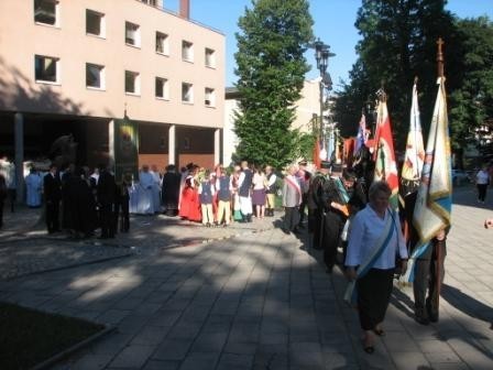 Na uroczystą mszę świętą w intencji bpa Gerarda Kusza wierni i duchowni weszli w uroczystej procesji