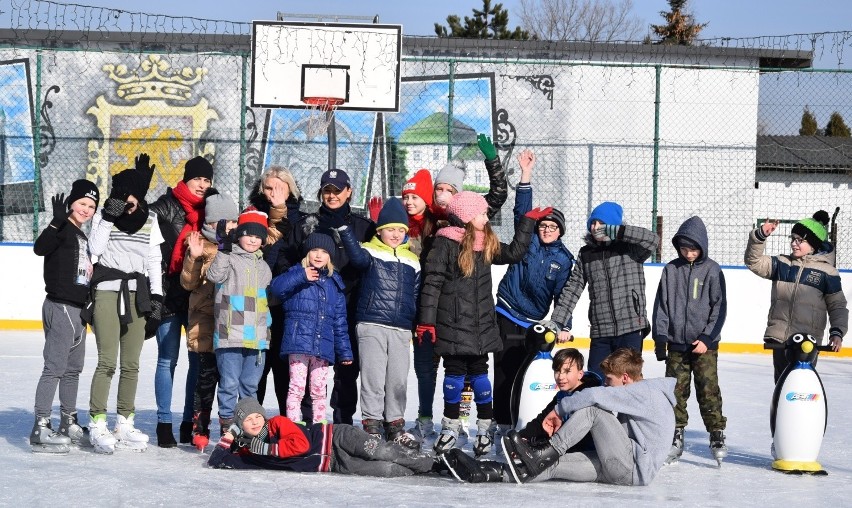 Dzieci kochają lodowisko. Na koneckim obiekcie codziennie są tłumy