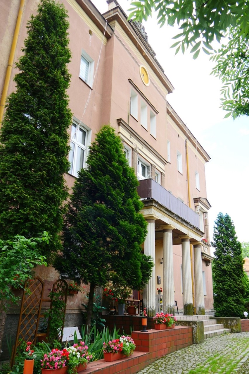 Zabytkowy pałac w Jakuszowie. Piękny budynek jest tuż pod Legnicą [HISTORIA, ZDJĘCIA]
