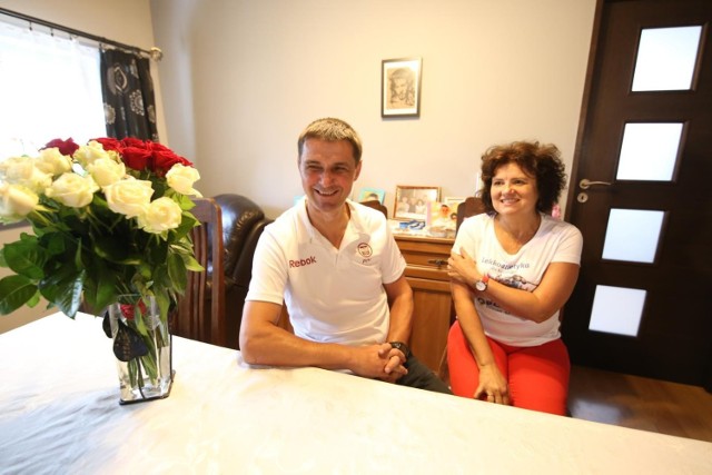 Odwiedziliśmy Lucynę i Grzegorza Tomalów, rodziców mistrza olimpijskiego.

Zobacz kolejne zdjęcia. Przesuwaj zdjęcia w prawo - naciśnij strzałkę lub przycisk NASTĘPNE