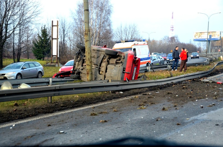 Samochód zatrzymał się na słupie oświetleniowym