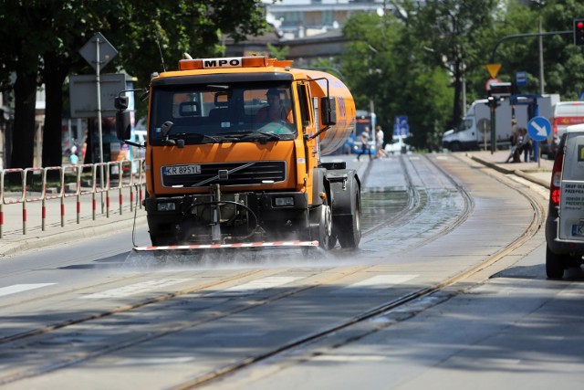 Żeby szyny nie wyskakiwały, trzeba je schładzać wodą