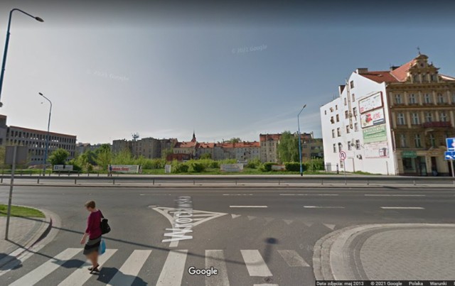 Ulica Wrocławska, pusty teren, dzisiaj stoi tu nowoczesny apartamentowiec MPoint