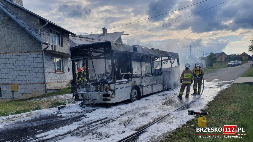 Poręba Spytkowska. Autobus MPK spłonął doszczętnie w centrum wsi [ZDJĘCIA]