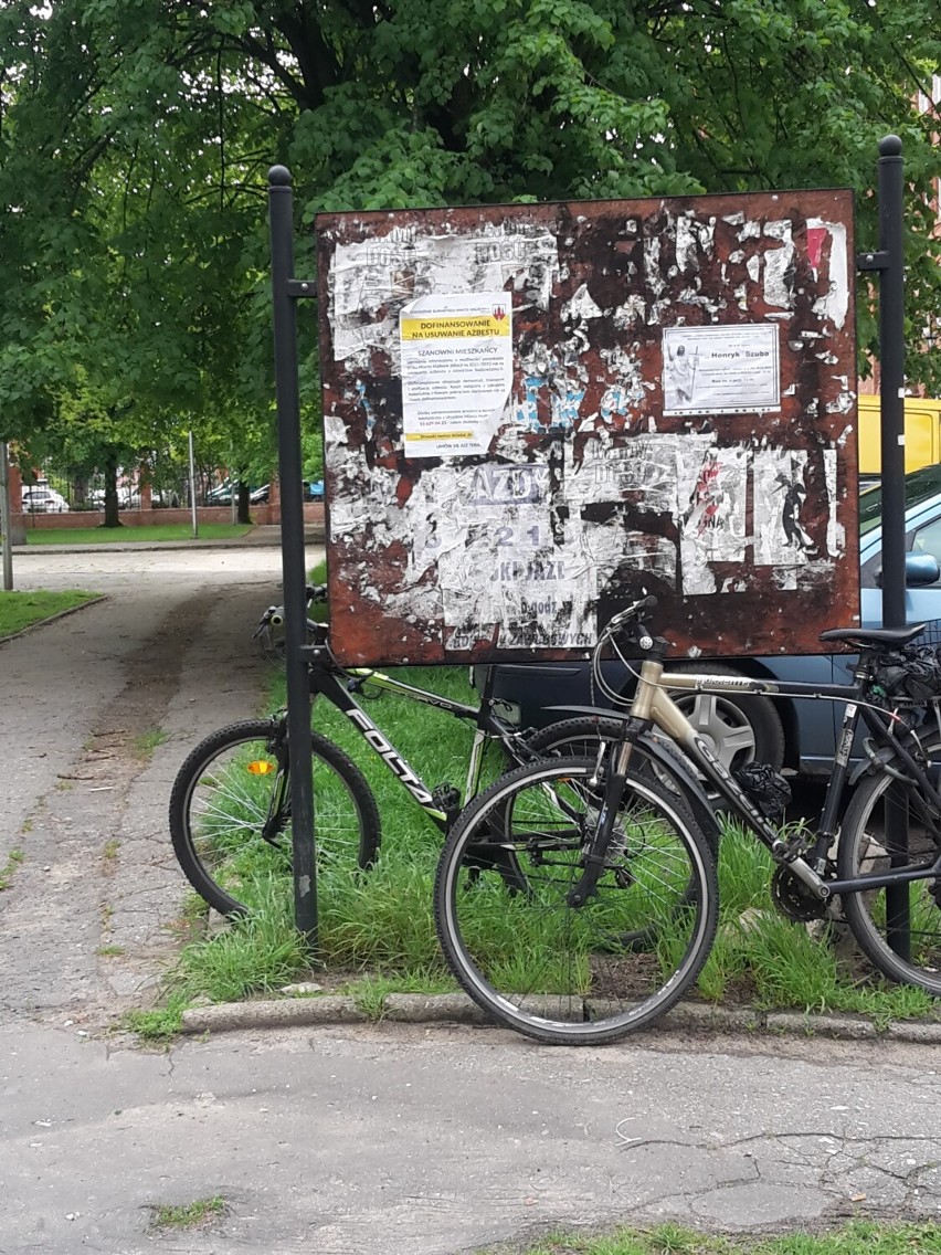 Malbork. Stojaki na rowery przydałyby się na skwerze "z czołgiem", jak napisała nam Czytelniczka. Teraz rowerzyści korzystają z... latarni