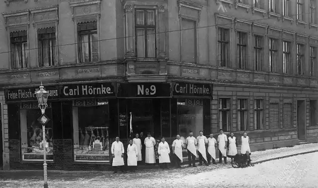 Sklep mięsno-wędliniarski  Carla  Hornkego - zdjęcie zostało zrobione ok. 1920 r.