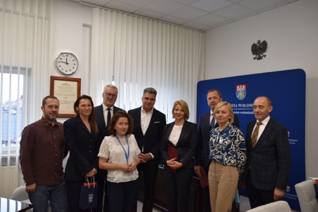 Radomskie Centrum Onkologii rozpoczyna współpracę ze Szpitalem Matki Bożej Nieustającej Pomocy w Wołominie. Dzięki niej pacjenci onkologiczni z Wołomina będą objęci kompleksową opieką medyków z Radomskiego Centrum Onkologii.