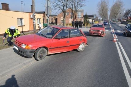 Najprawdopodobniej kierujący skodą fabią mieszkaniec Mrągowa nie dostosował prędkości jazdy do warunków panujących na drodze i zbyt późno zauważył, że jadący przed nim opel astra zatrzymał się na jezdni, celem wykonania manewru skrętu w lewo. 


Kronika policyjna

Codziennie rano najświeższe informacje z regionu prosto na Twoją skrzynkę e-mail. Zapisz się do newslettera!  Dodaj swój artykuł.  Dodaj swoje zdjęcia


W wyniku tego, kierujący skodą Zygmunt M. uderzył w tył opla powodując jego uszkodzenia. Na miejsce przybyła karetka pogotowia, która przewiozła kierowcę astry do szpitala. 

Mężczyzna z ogólnymi potłuczeniami ciała pozostał tam na obserwacji. Obaj kierujący byli trzeźwi.